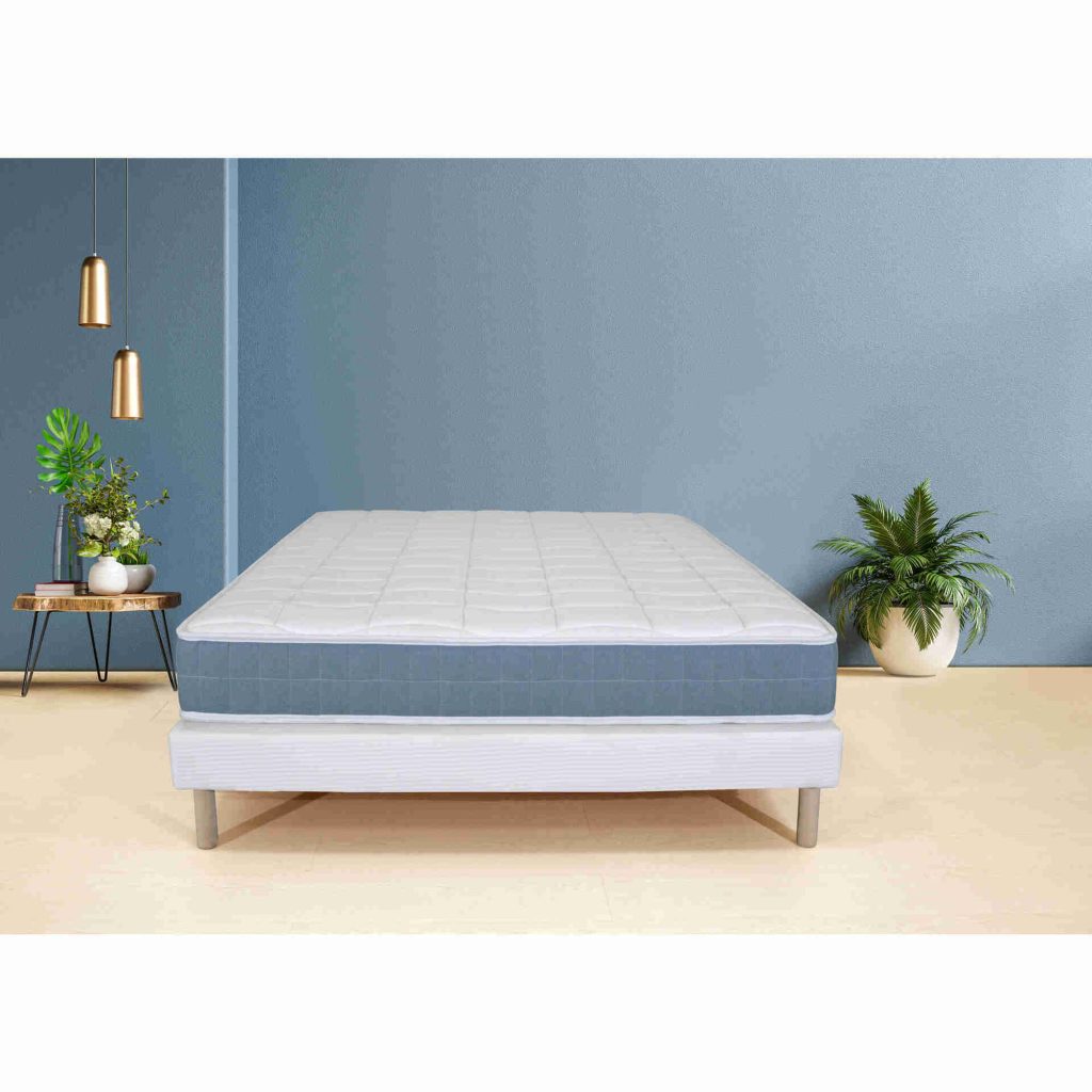 Lusocolchão Touch sobre uma base de cama num quarto azul