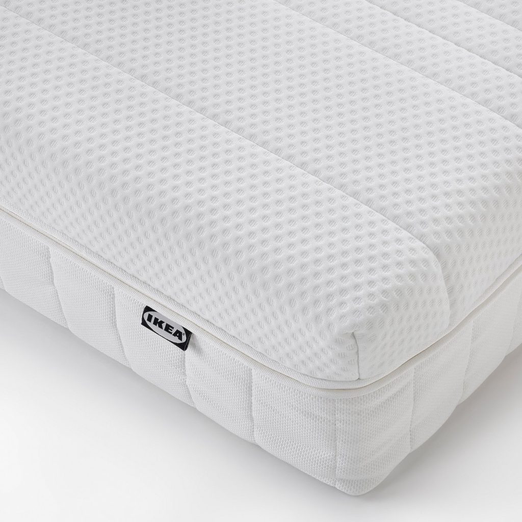 IKEA ÅNNELAND, pormenor do canto da capa branca com etiqueta IKEA