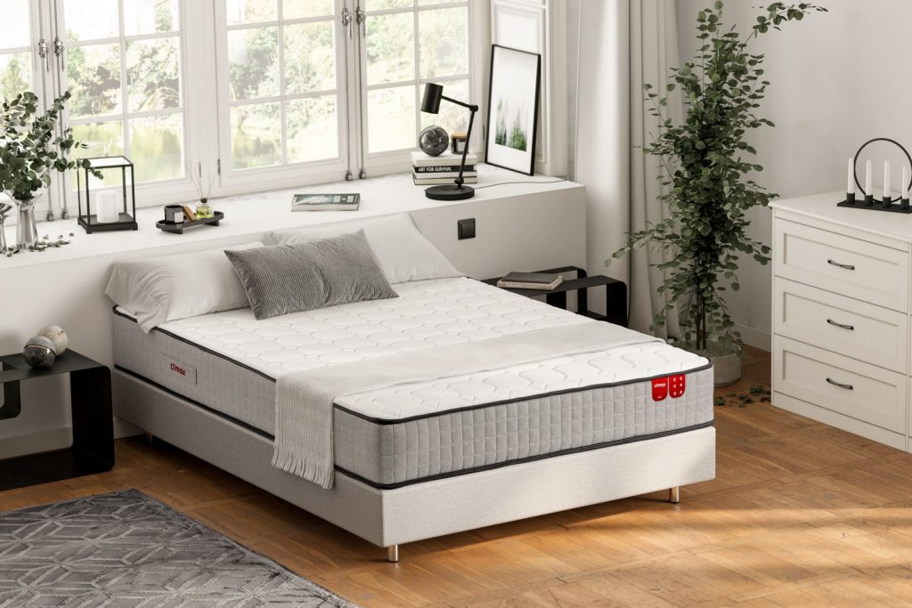 Colchão Climax Nilo num quarto com janela e cómoda