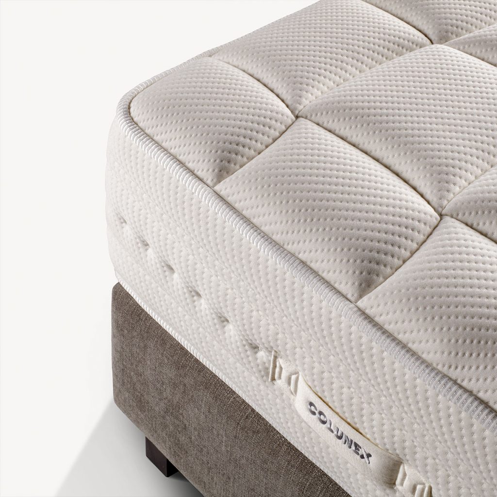 Colchão Colunex Beauty Sleep, pormenor do canto acolchoado com a etiqueta da marca