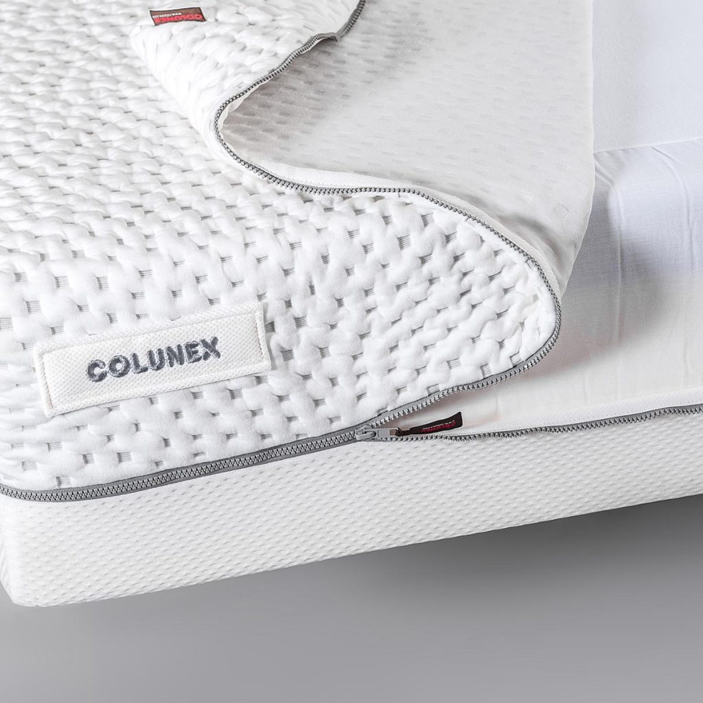 Colchão Colunex Next 22, capa 3D aberta pelo fecho com a etiqueta Colunex