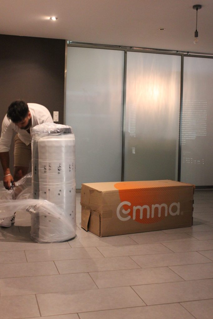 Desembalagem do Emma Original testado, enrolado ao lado da caixa da Emma