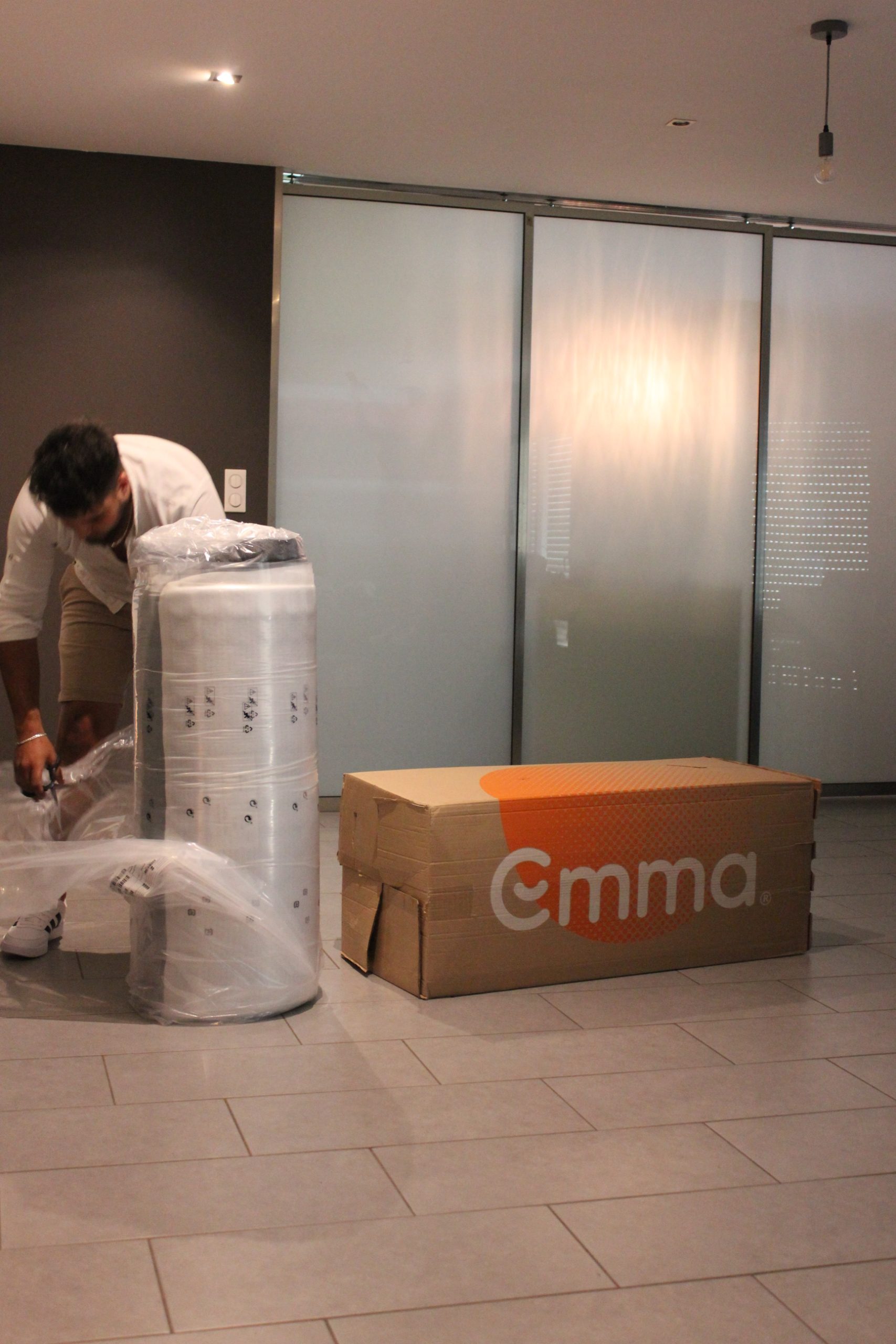 Desembalagem do Emma Original testado, enrolado ao lado da caixa da Emma