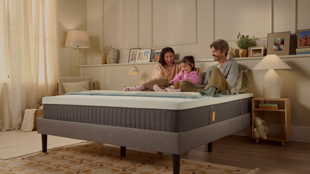 Família sentada num colchão Emma Original num quarto