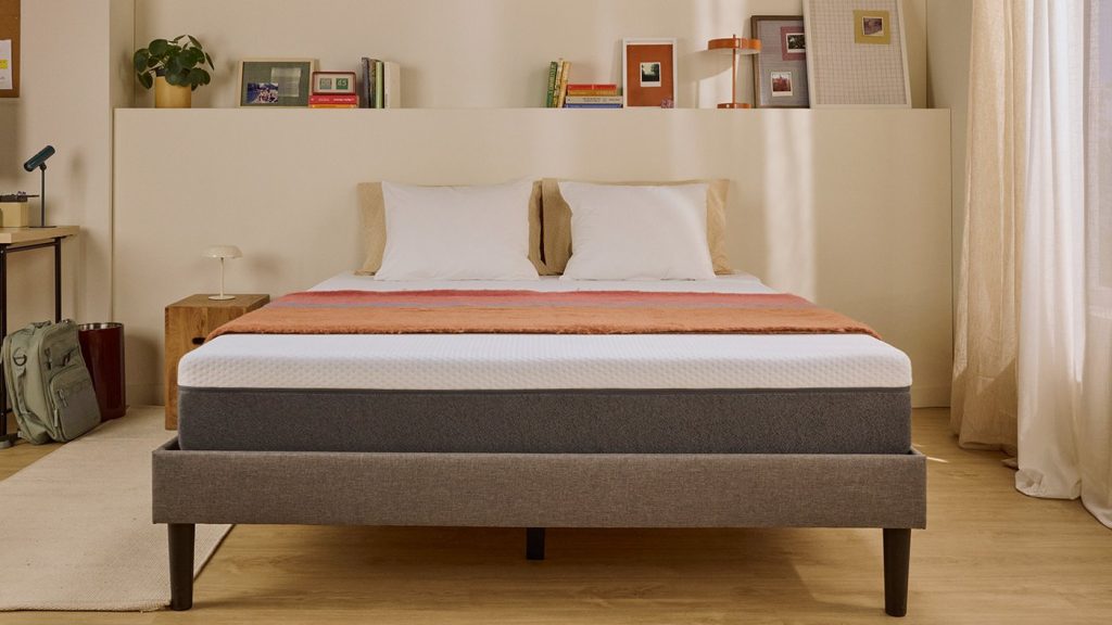 Colchão Emma Original Classic+ numa cama de casal num quarto