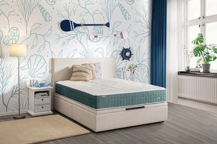 Colchão Epeda Celine numa cama de quarto com mesa de cabeceira