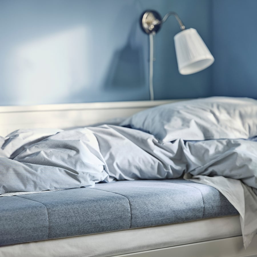 Colchão IKEA ÅGOTNES com roupa de cama azul num quarto