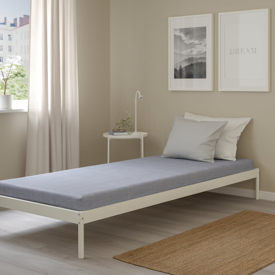 Colchão IKEA ÅGOTNES numa cama de solteiro branca