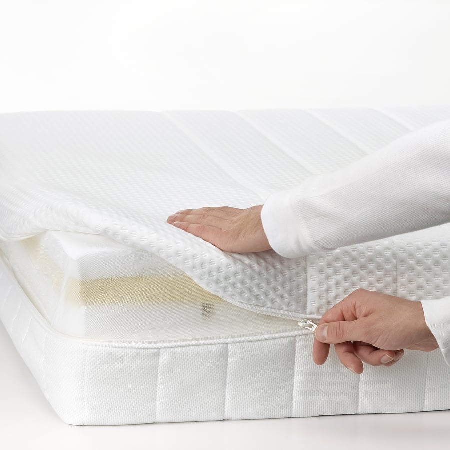 Capa amovível do IKEA ÅKREHAMN a ser aberta pelo fecho
