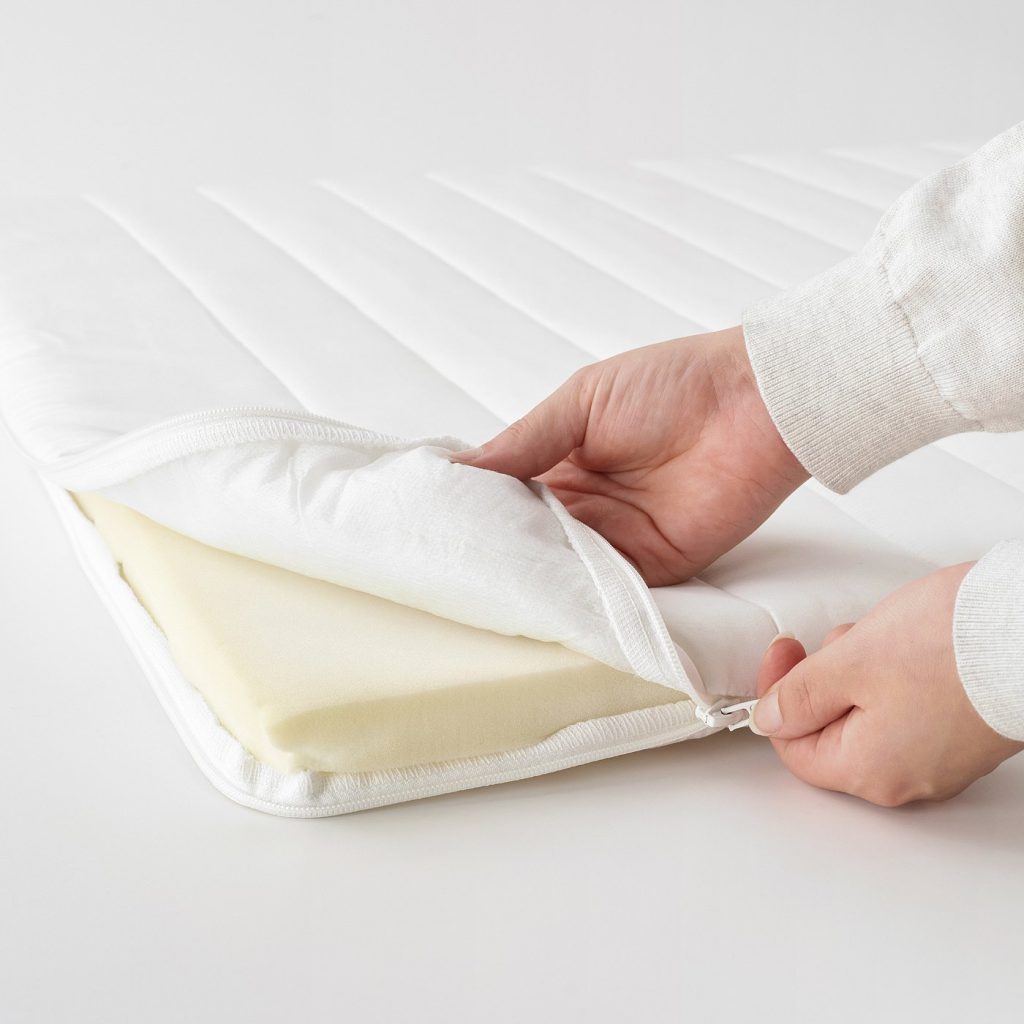 IKEA NÄSFJÄLLET com o fecho aberto e a espuma interior à vista