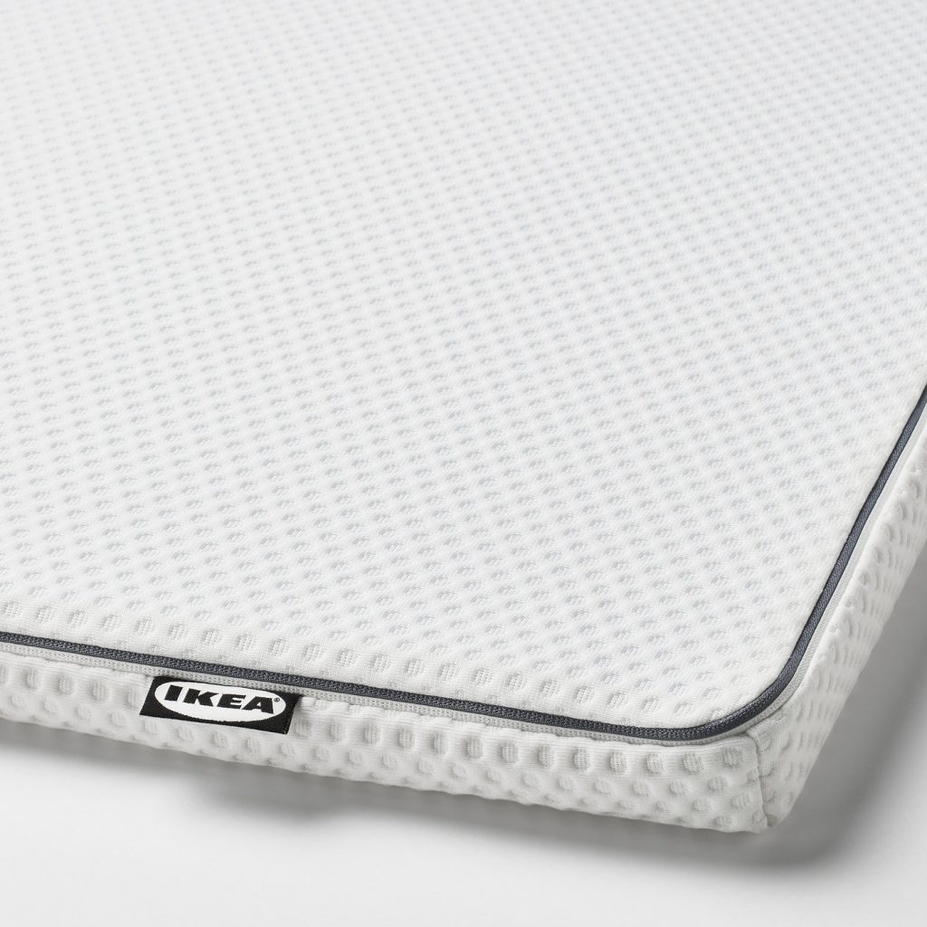 IKEA NÄSTABERG, pormenor da capa em malha com debrum cinzento e etiqueta