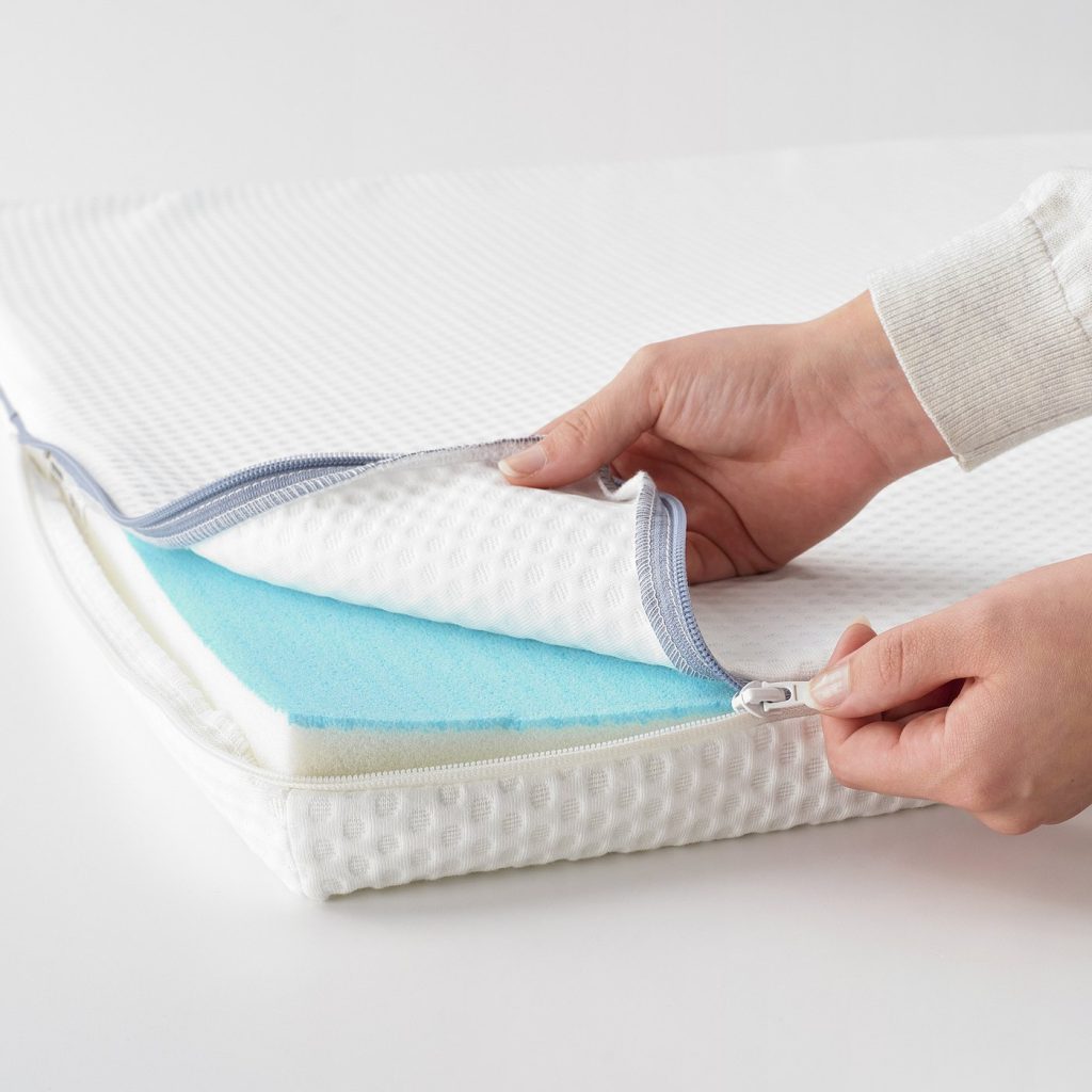 IKEA NÄSTABERG com o fecho aberto e a camada de gel azul à vista
