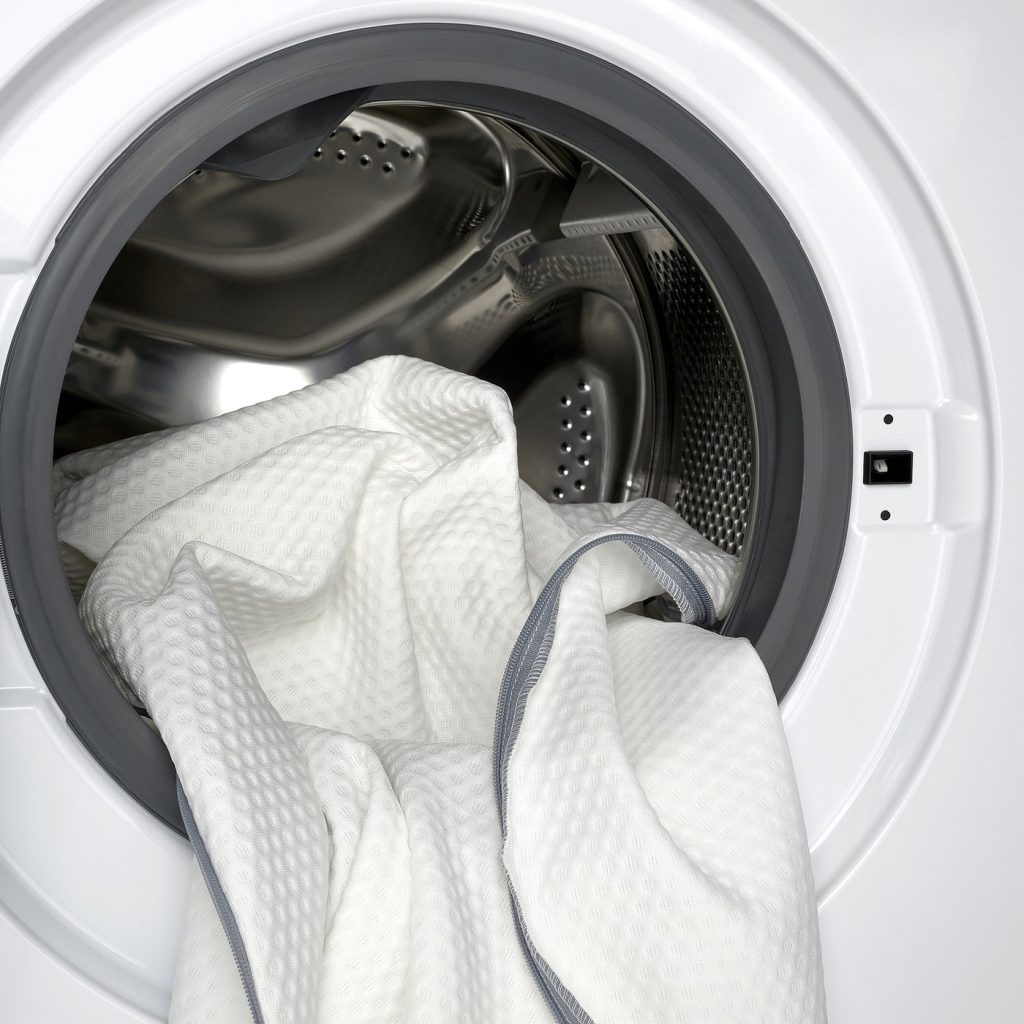 Capa do sobrecolchão IKEA NÄSTABERG dentro da máquina de lavar roupa