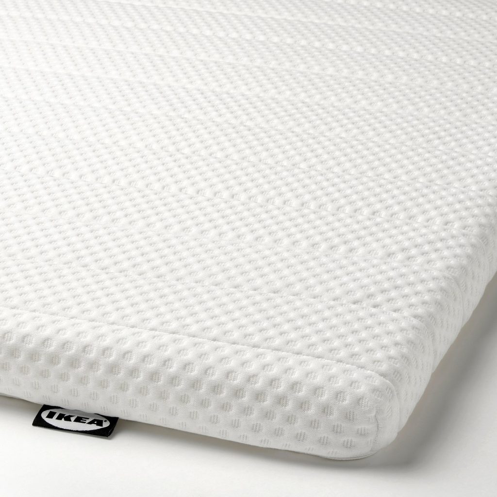 IKEA NISSEHOLM, pormenor da capa em malha texturada com etiqueta