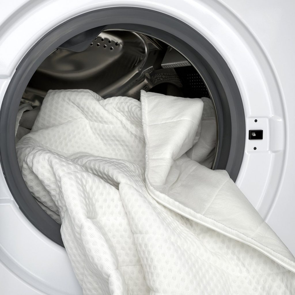 Capa do sobrecolchão IKEA NISSEHOLM dentro da máquina de lavar roupa