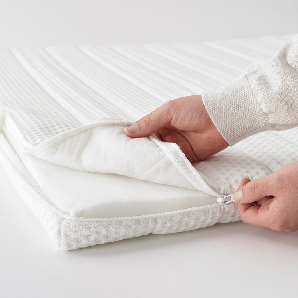 IKEA NISSEHOLM com o fecho da capa aberto e a espuma à vista