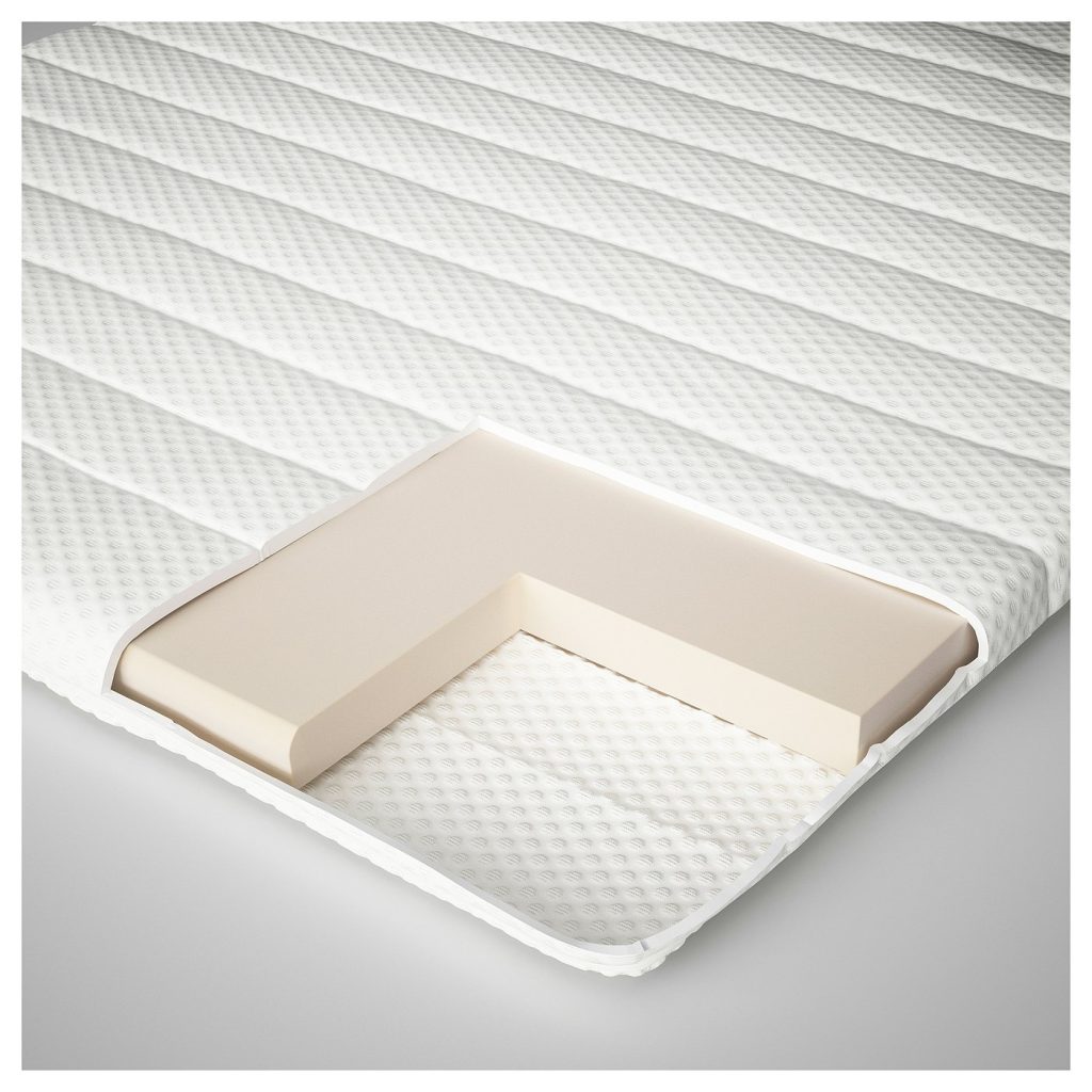 IKEA NISSEHOLM, corte do sobrecolchão com os 5 cm de espuma fria à vista