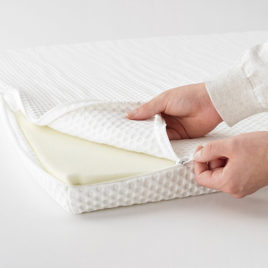 IKEA NORDBERGET com o fecho aberto e a espuma viscoelástica à vista