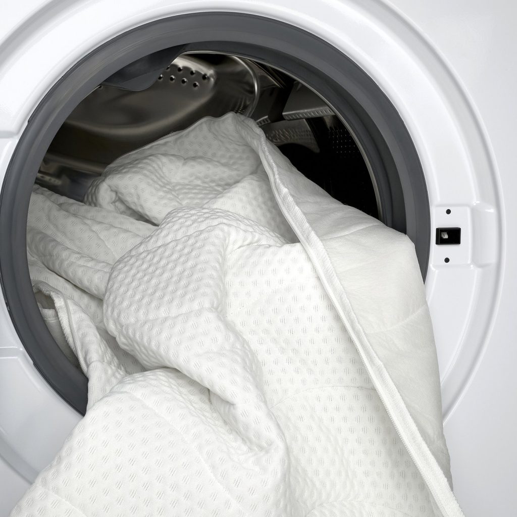 Capa do sobrecolchão IKEA NORRSELE dentro da máquina de lavar roupa