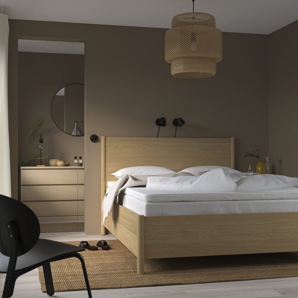 IKEA NORRSELE numa cama de madeira clara com roupa de cama branca