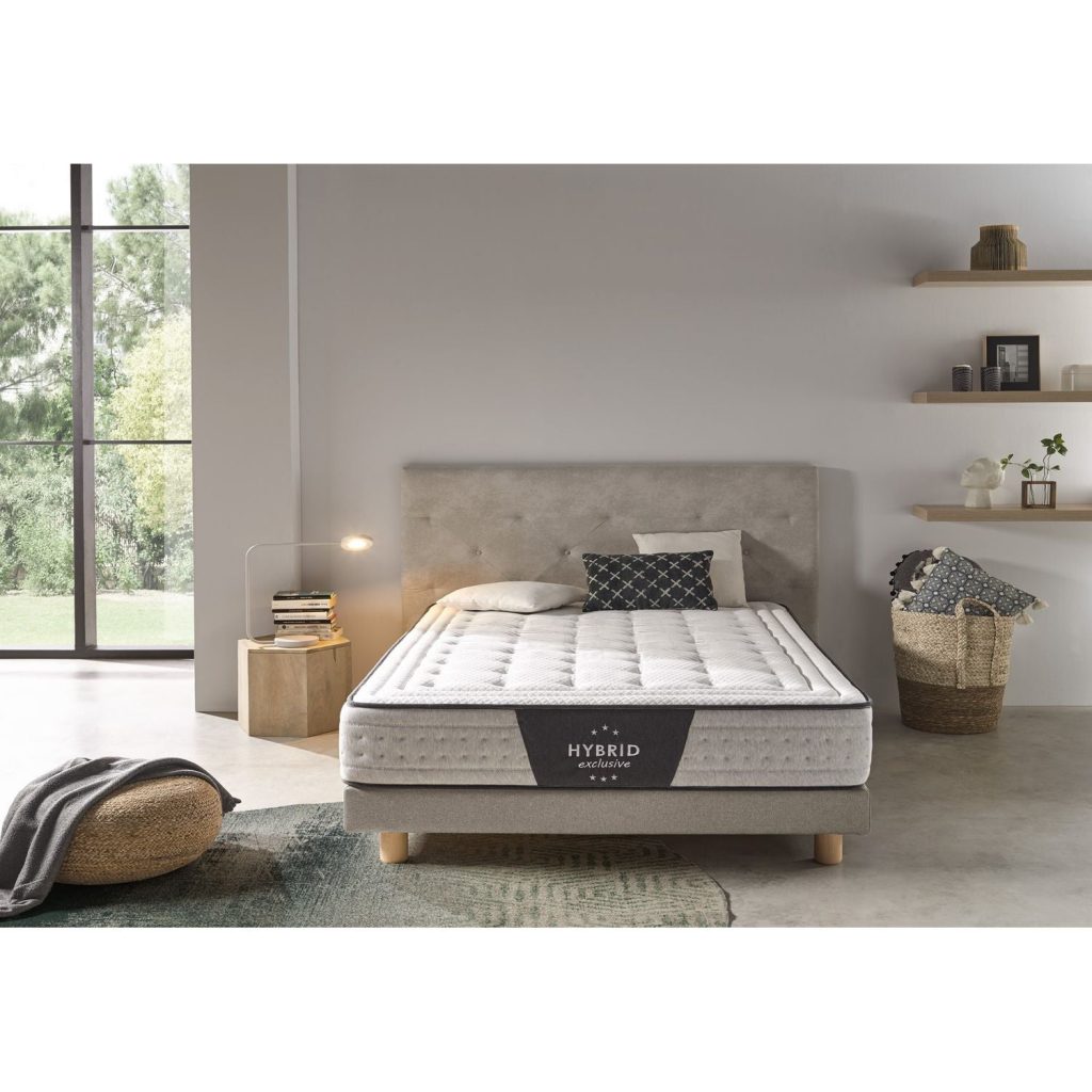 Colchão Matris Hybrid Exclusive numa cama com cabeceira estofada