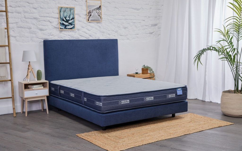 Colchão Molaflex Selection Multielástic numa cama, em ambiente de quarto