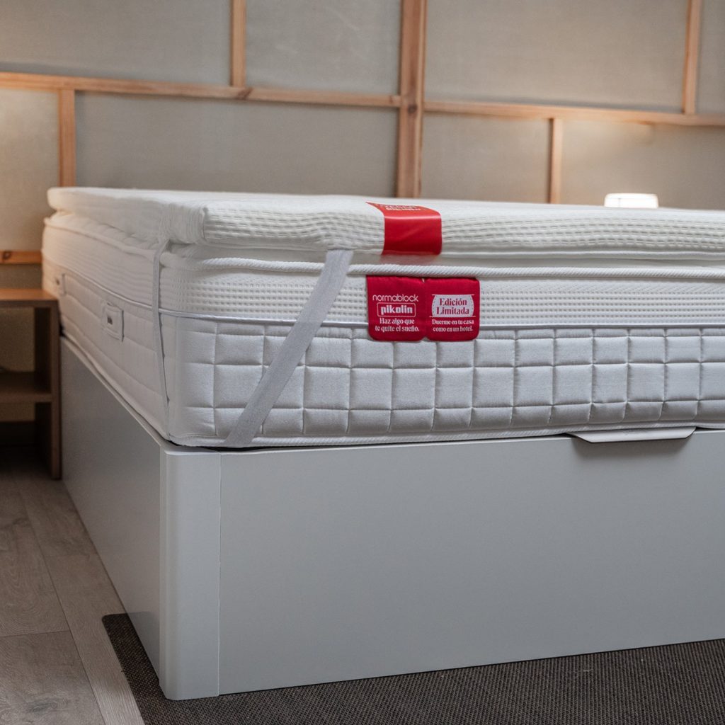 Pikolin Hotel Topper sobre uma cama num quarto