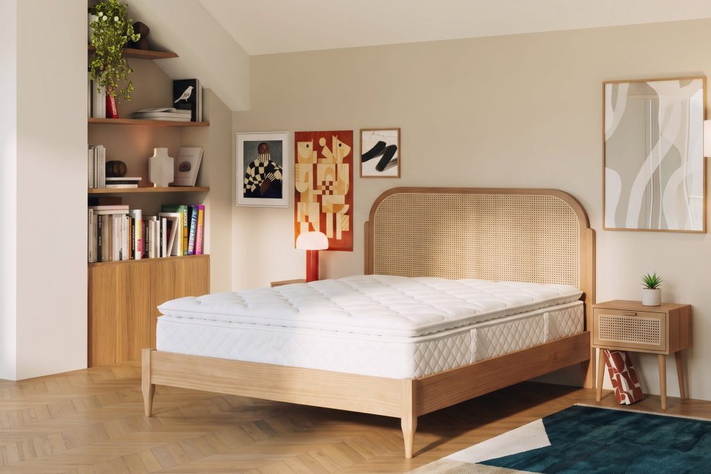 Quarto com o Slome Bem-estar Supremo sobre uma cama de madeira