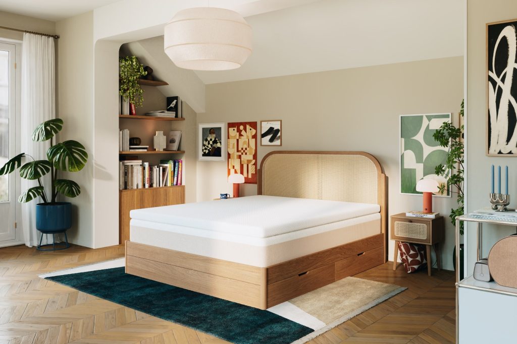 Quarto com o sobrecolchão Slome Bambu sobre uma cama com gavetas