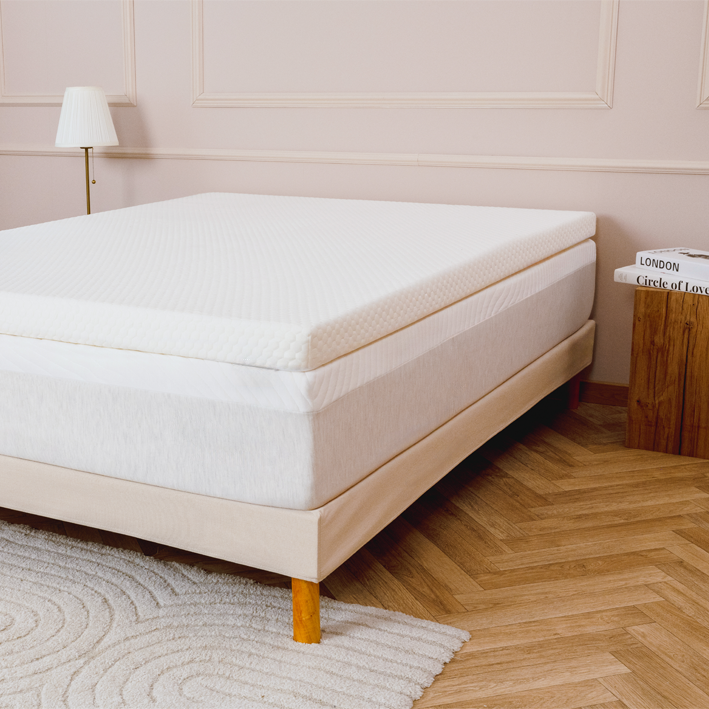 Sobrecolchão Slome Bambu sobre um colchão numa cama estofada