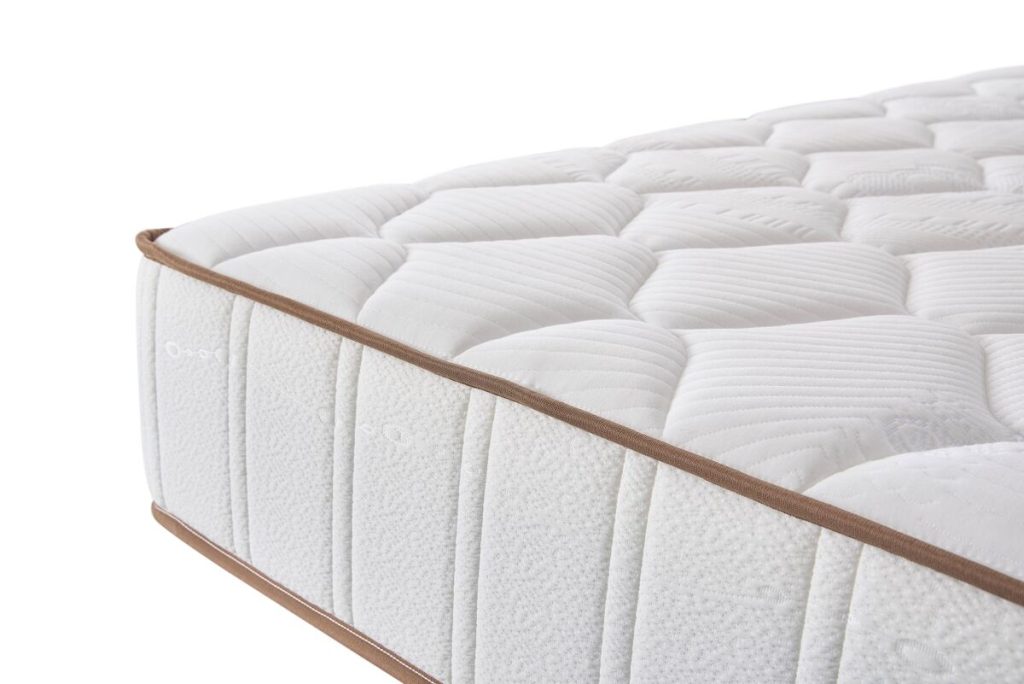 Colchão Somnalis Cocolatex Nature – canto com o tampo acolchoado e o debrum castanho
