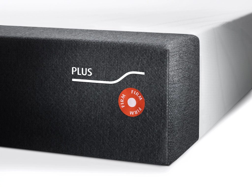 Colchão Tempur Form Plus, canto com a etiqueta PLUS e o selo de firmeza Firm