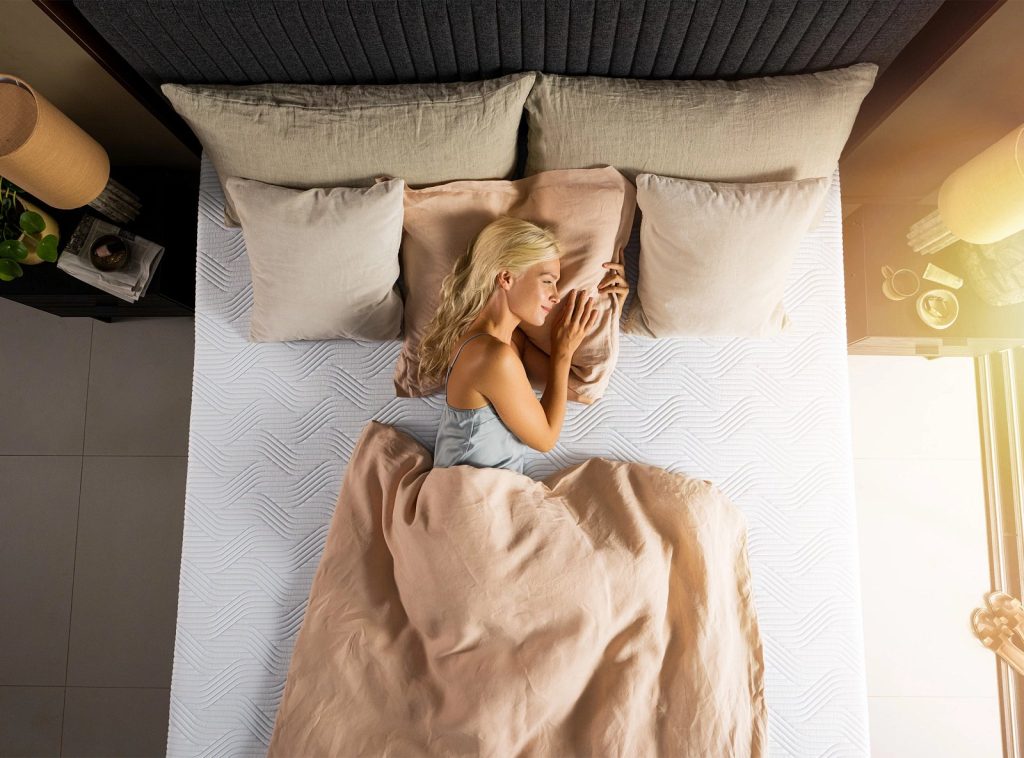 Mulher a dormir de lado num colchão Tempur PRO, vista de cima