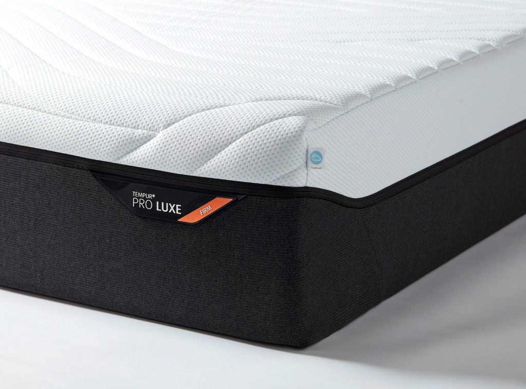 Colchão Tempur PRO Luxe CoolQuilt, canto com a etiqueta PRO LUXE em faixa cinzenta escura