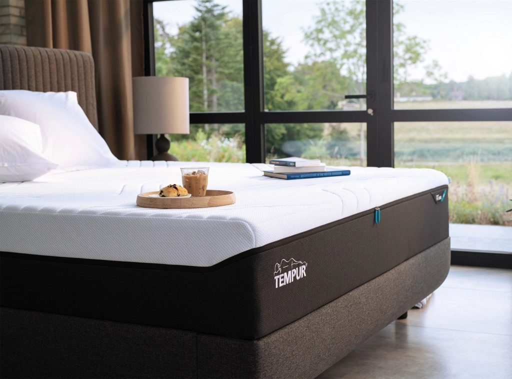 Colchão Tempur PRO Luxe CoolQuilt numa cama de casal junto a uma janela