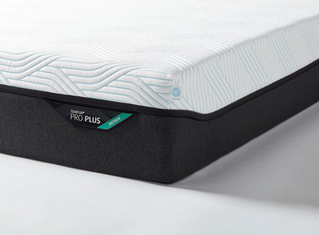 Colchão Tempur PRO Plus SmartCool, canto com a etiqueta PRO PLUS e a capa SmartCool