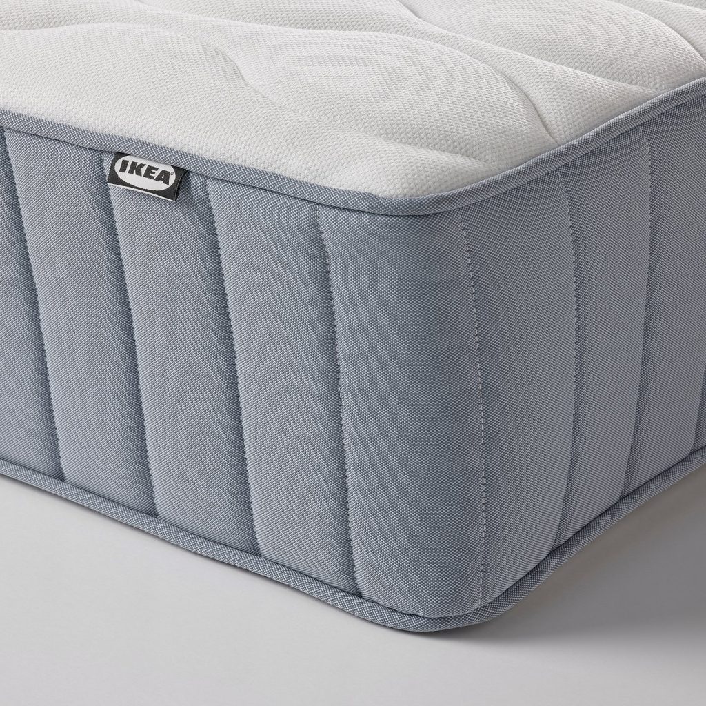 IKEA VÅGSTRANDA, canto do colchão com a lateral azul e etiqueta IKEA