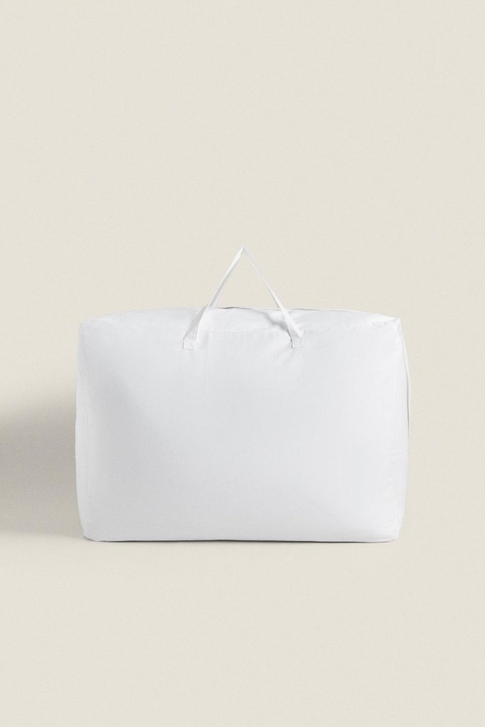 Topper de Colchão com Penugem da Zara Home na bolsa de transporte branca com pegas
